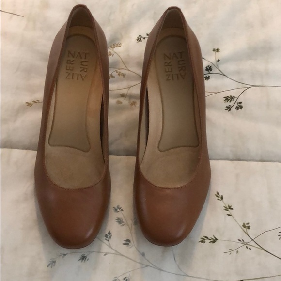 naturalizer emily pump